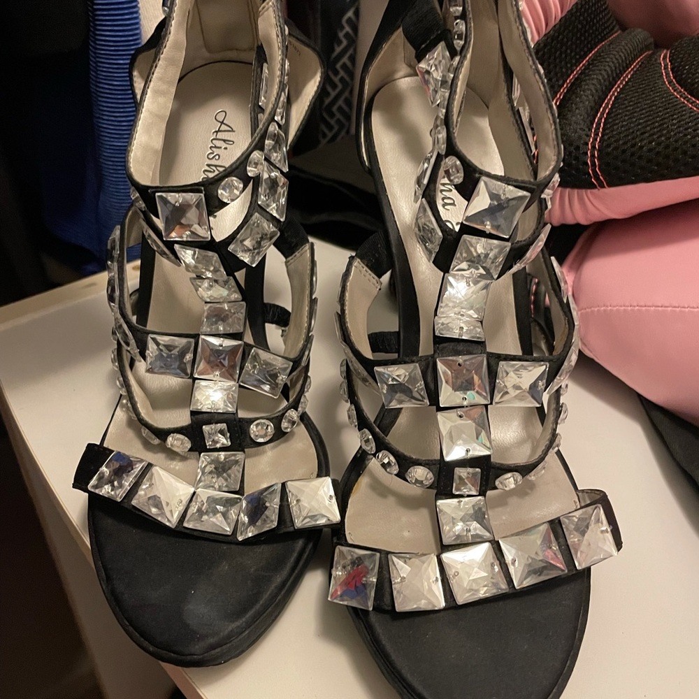 Beautiful jeweled heels 7.5